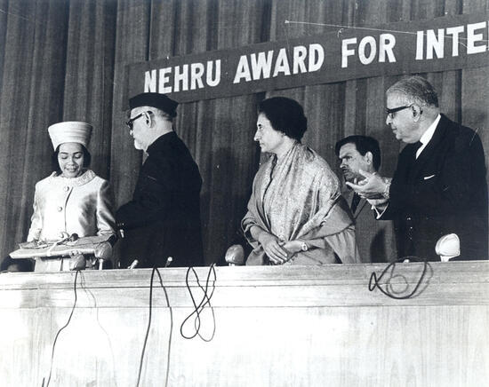 image of Mrs. King is Welcomed by Prime Minister Indira Gandhi